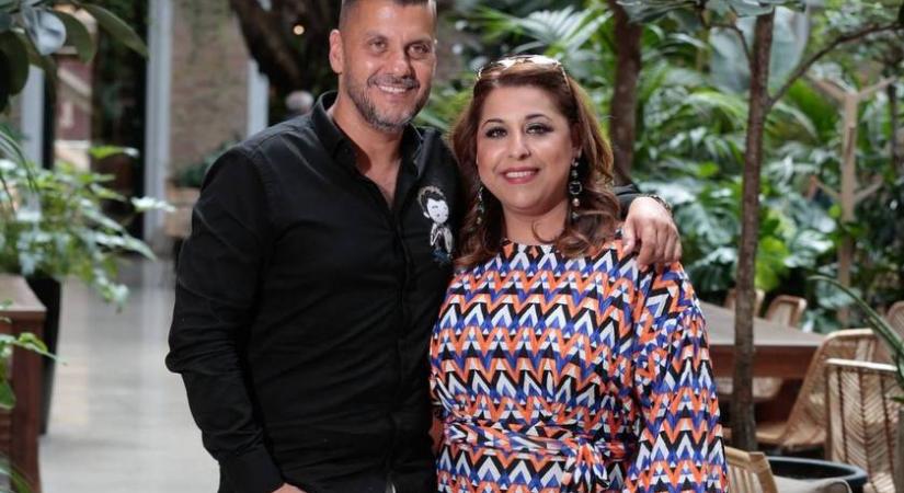 Kökény Attila felesége combvillantós ruhában pózolt a tengerparton: Arankáról ritkán készül ilyen kép