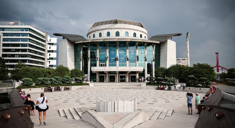 Három gyanúsítottat hallgattak ki a Nemzeti Színházban történt balesettel kapcsolatban