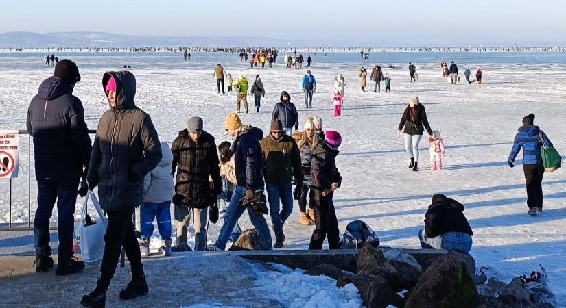 Röpködnek a durva mínuszok, ezek a legfrissebb hírek a Balaton-átcsúszásról