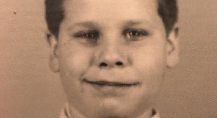 Felismered a képen látható kisfiút? Most 74 éves, gyerekkorában csúfolták, mégis világsztár lett