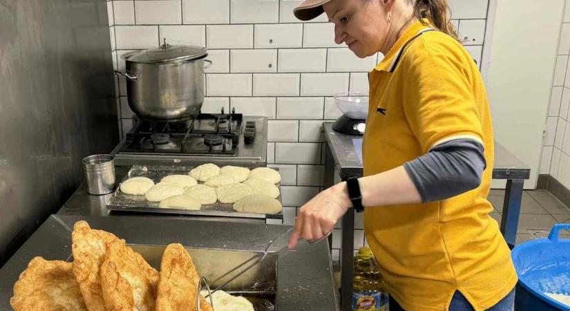 Meleg lángost kaptak a rászorulók – valaki évek óta nem evett ilyen finomat