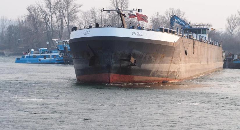 Német tartályhajó rekedt meg Dévénynél – az alacsony dunai vízállás hátráltatja a mentést