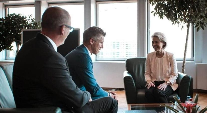 Magyar Péter Ursula von der Leyen mellé állt