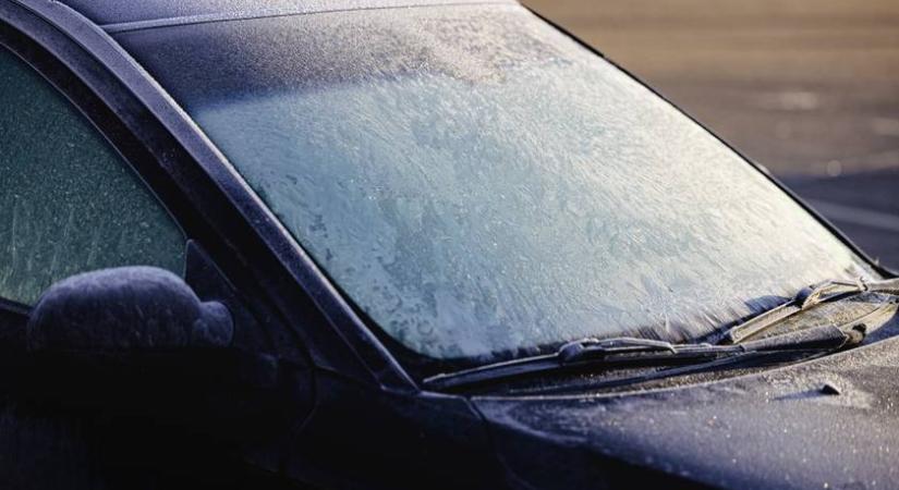 Sokan hiányozhattak fizika óráról: ostoba trend miatt törik be a saját kocsijuk üvegét