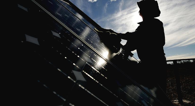 Nehogy hólapáttal essen neki a havas napelemeknek: ezt kell ilyenkor tenni