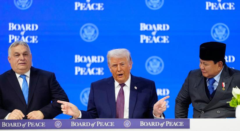 Aláírták a Béketanács alapító okiratát, Orbán Viktor is Donald Trump mellett pózolt