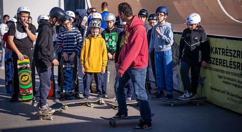 Újabb debreceni iskolák tanulói vehetnek részt ingyenes gördeszkás oktatáson