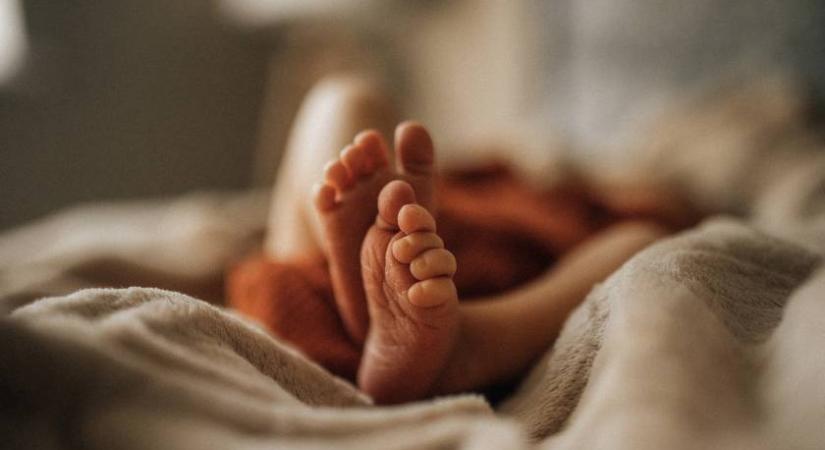 Pelenkázóban hagyta 870 grammos újszülöttjét az anyuka: kihűlés határán találtak rá