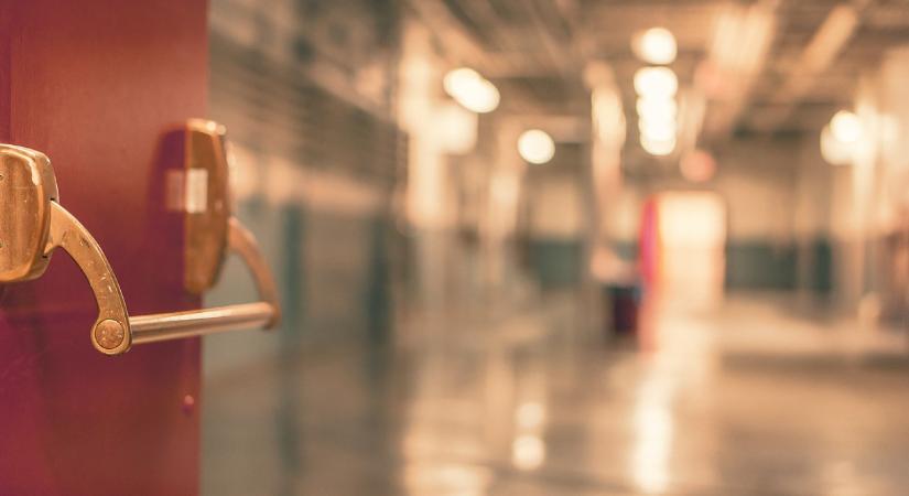 Szigorítást vezettek be a kórházakban, tilos a látogatás ezekben az intézményekben