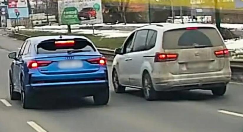 Palackokkal dobálta egymást két őrült autós az M3-ason