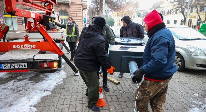Visszatért az ikonikus óra Szekszárd központjába – Ott voltunk a felállításnál! (videó  képgaléria)