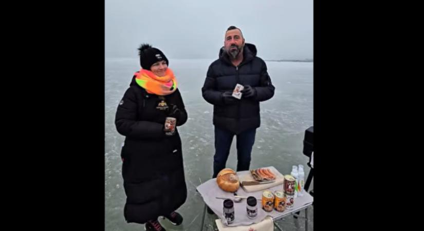 Grill-party a Balaton jegén: kolbász, tojás és bab rotyogott a befagyott tavon Videó