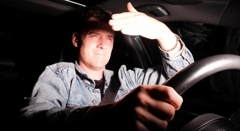 Vakító autólámpák? A kutatók kiderítették, hogy mennyi balesetet okoznak