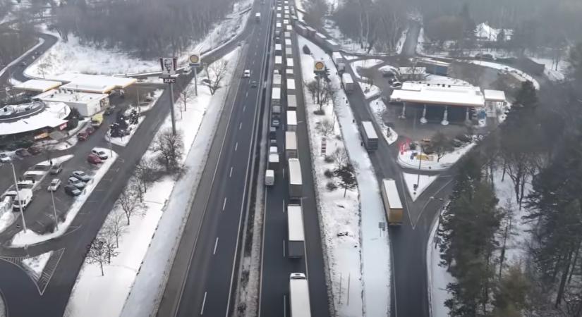 M1-es autópálya bővítés 2026–2029: Forgalomkorlátozások, háromsávos fejlesztés és életveszélyes szabályszegések