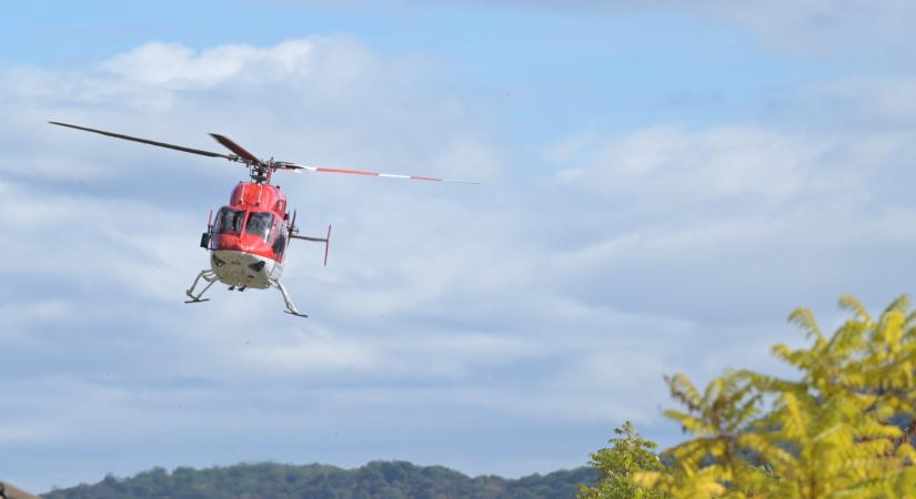 Mentőhelikopter szállt le az M7-esen, teljes az útzár