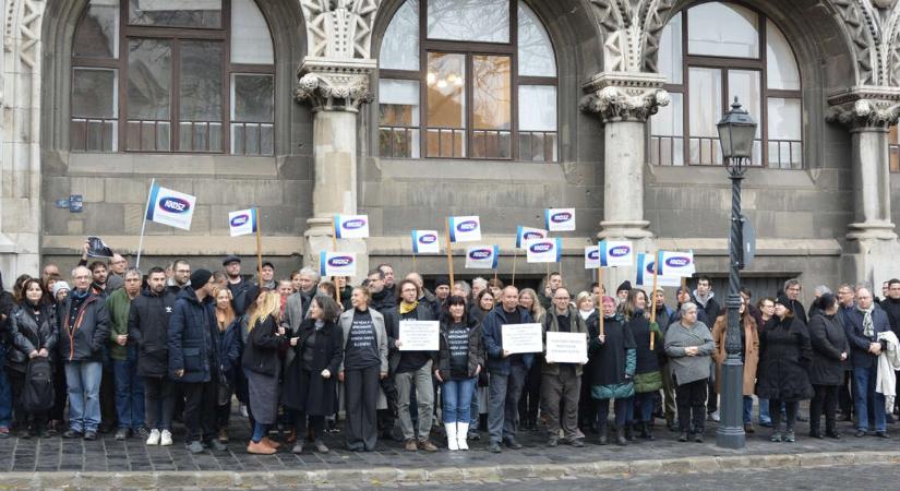 „Mi nem a bérünkért dolgozunk, hanem annak ellenére!” – Könyvtárosok, művelődési, múzeumi dolgozók tüntetnek