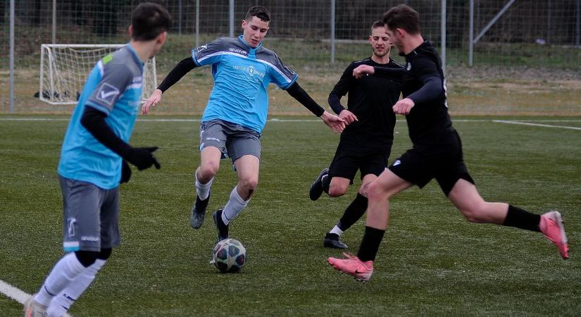 Műfüvön indítják a szezont