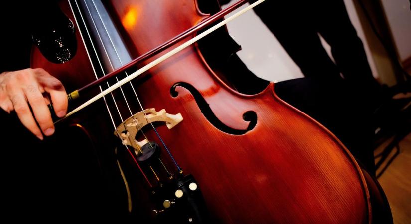 Húrok párbeszéde: csellók és hegedűk estje Dunaújvárosban