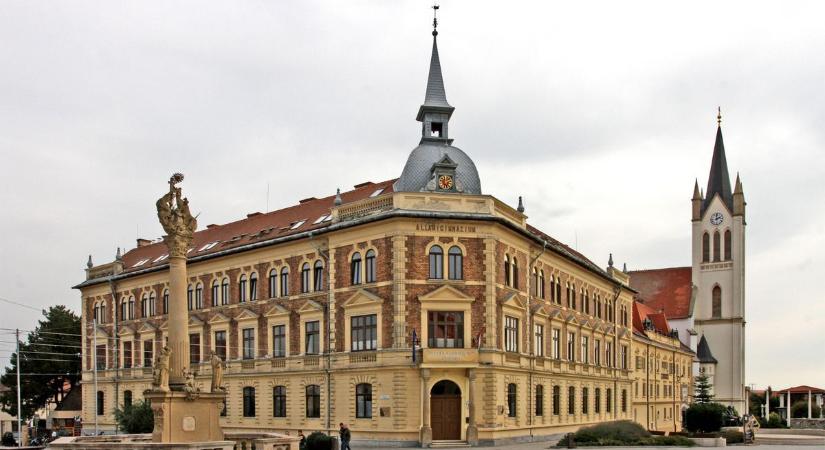 Sikerek a rangsorokon, összefogás a fejlődésért: bálra készül a Vajda János Gimnázium közössége