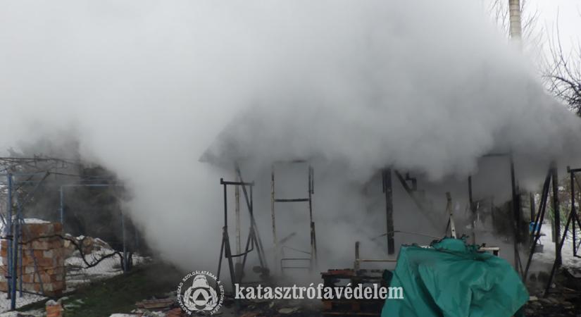 Tűz ütött ki egy gyomaendrődi ingatlan udvarán