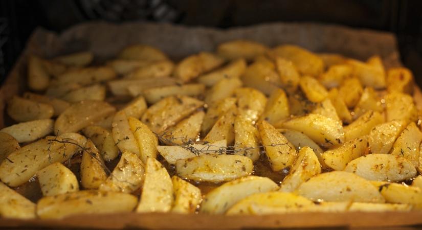 Ettől a hozzávalótól lesz belül krémes, kívül ropogós a sütőben sült krumpli