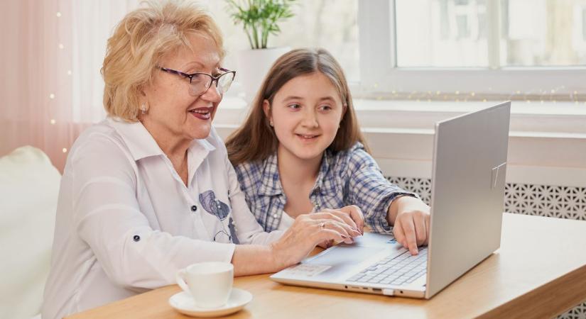 A Vasvári csúcskategóriás diákjai tartanak számítógépes képzést nyugdíjasoknak