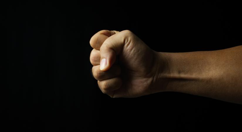 Garázdaság: földön fekvő személyt rugdosott a Pécsi Est kidobója