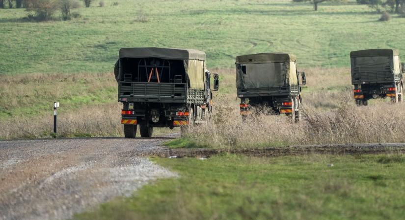 Katonai járművek érkeznek Győrbe, mutatjuk merre halad el a konvoj