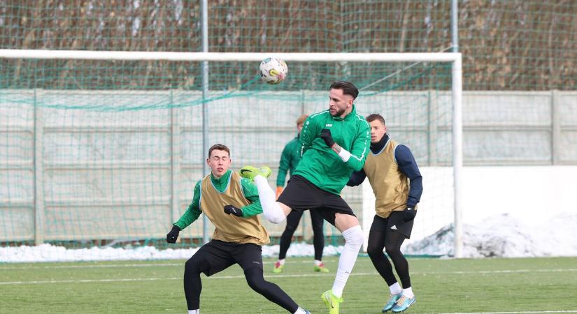 Kemény hidegben, felforgatott csapattal első tesztnek nem volt rossz