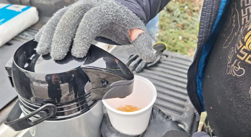 Forró teával segíti a hidegben dolgozó munkatársait a Győr-Szol Zrt. - fotók