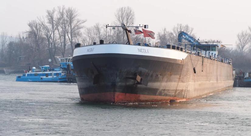 Egy hete vesztegel egy megfeneklett német teherhajó Dévénynél