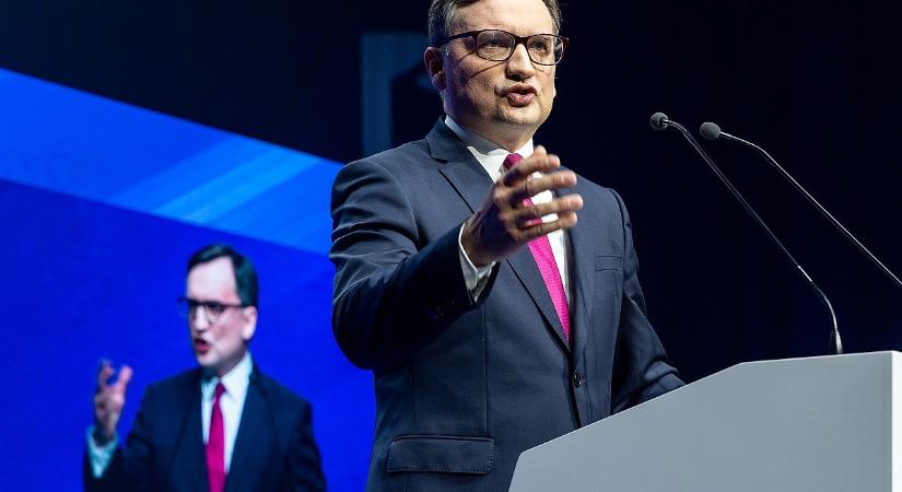 Alapítványok, zlotymilliók, ördögűzők: áll a bál a nálunk bujkáló exminiszter miatt