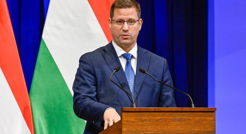 A januári rezsistoppal a magyar családokat szeretnénk védeni – jelentette ki Gulyás Gergely a Kormányinfón