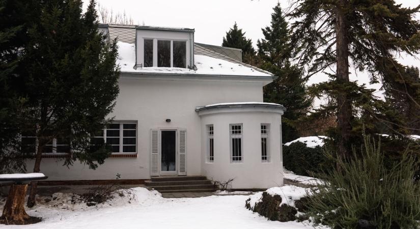 Szimbolikus tereket kap a magyar irodalom - újjászületett Esterházy Péter otthona