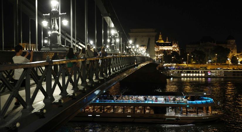 Ez a hajó lehet a bizonyíték, felvétel jöhet a Lánchídról, ki zuhant bele a Dunába