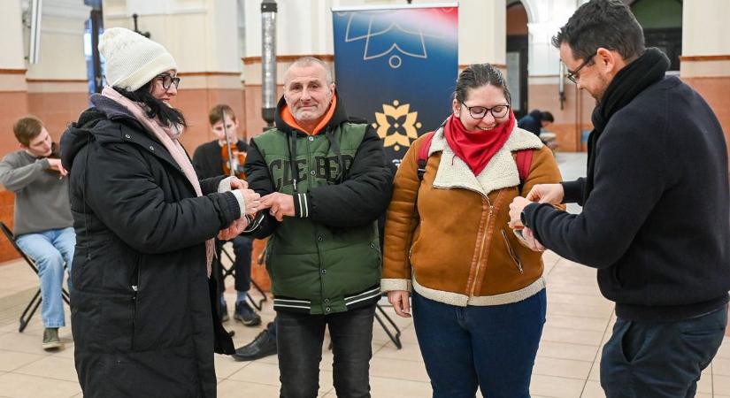 A kultúra összeköt - Népzene szólt a szombathelyi vasútállomáson, s nemzeti színű karszalag került a csuklókra