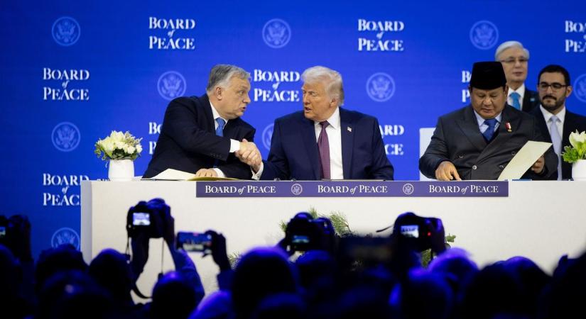 Fotógalérián az új világrend születése, így írta alá Trump és Orbán Viktor a Béketanács alapszerződését – "Ezek kemény fickók!"