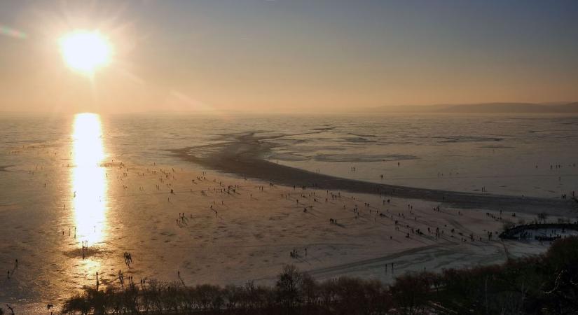 Elképesztő látvány: korizás a Balatonon, arany fényben úszó naplementében
