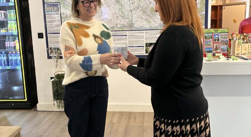 Kézműves termékek, valódi segítség – eredményes jótékonysági kezdeményezés Komáromban