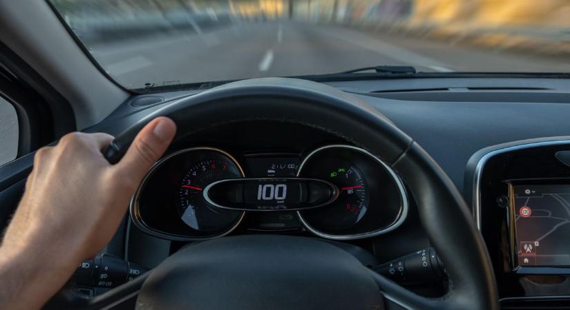 Telepített traffipax fékezi meg a száguldást a főutcán