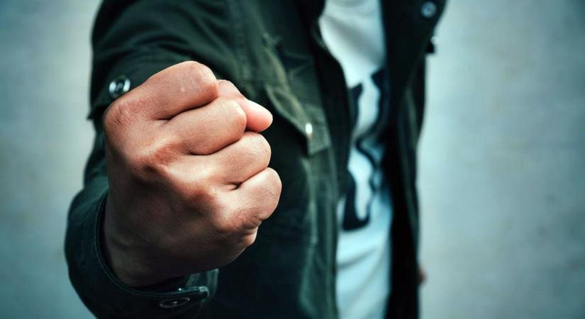 Rablás és zsarolás a vád: diáktársukat zaklatták, fenyegették a zalai fiatalok