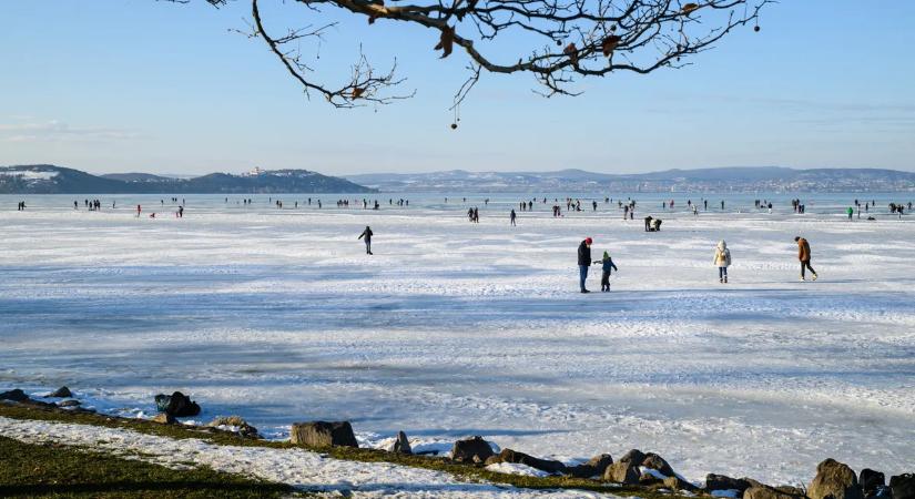Drámai üzenetet tett közzé Balaton-felvidéki Nemzeti Park: korcsolyázók kutyái végeztek két fiatal vidrával a Balaton jegén – sokkoló fotók!