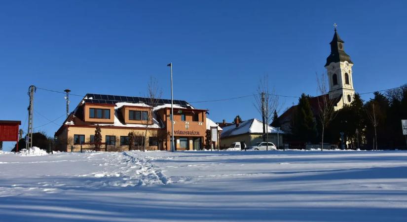 Tombol a járvány a Balatonnál - megfertőződött a polgármester, szakembereket hívnak