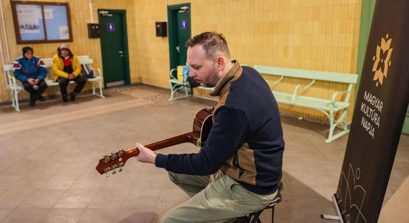 Különleges meglepetés várta a vonattal érkezőket csütörtök reggel (videóképgaléria)