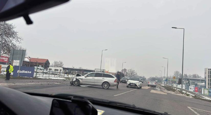 Teljes útzár Szekszárdon: csúnya baleset történt a város északi határában