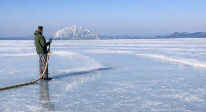 Valami készül, locsolják a Balaton jegét Balatonföldváron