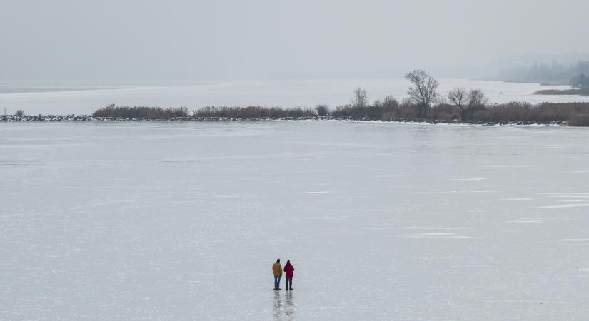 Vadonatúj drónfelvételek a jégbe fagyott Balatonról