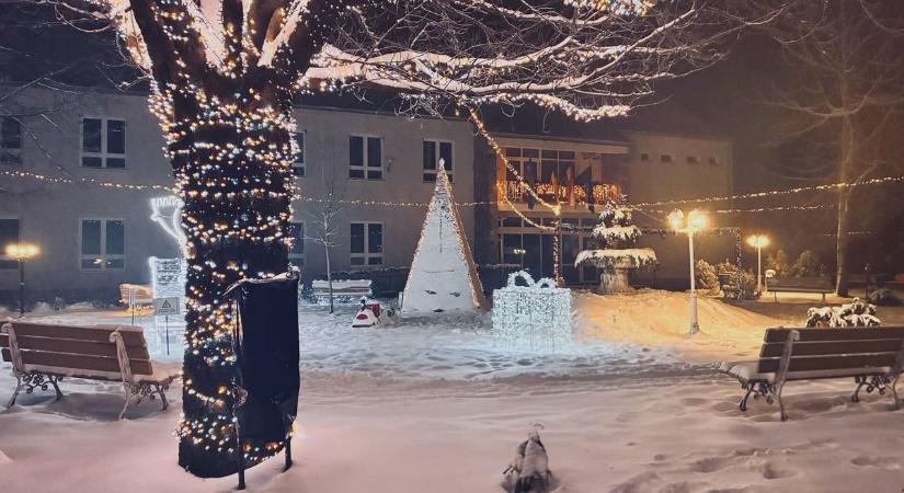 Már csak a hónap végégig lehet gyönyörködni az ünnepi fényekben