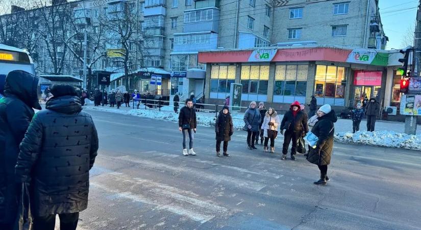 Hmeljnickijben a lakosok lezárták az utakat a hosszú áramszünetek miatt