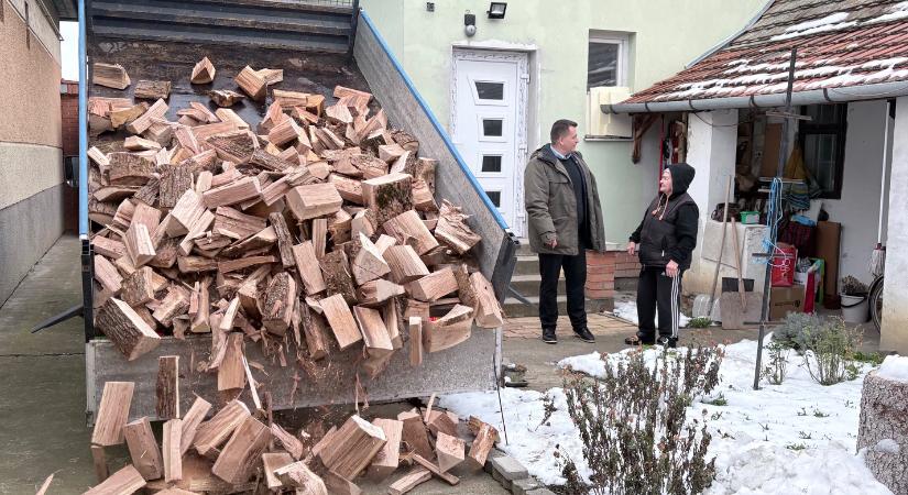 Rászorulóknak osztanak tűzifát a tiszások